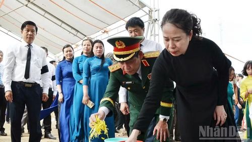 Các đại biểu rải hoa tiễn đưa các anh hùng liệt sĩ về với đất mẹ.