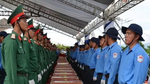 Thực hiện nghi thức Lễ hạ huyệt các liệt sĩ.