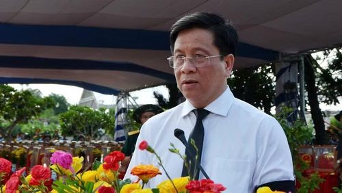 Chủ tịch Ủy ban nhân dân tỉnh An Giang Hồ Văn Mừng đọc điếu văn tại lễ viếng, truy điệu.