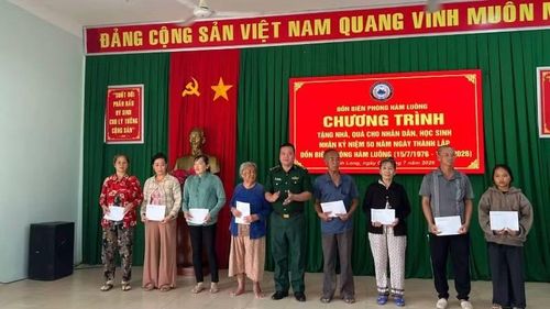 Lãnh đạo tham dự buổi lễ trao quà cho hộ dân có hoàn cảnh khó khăn trên địa bàn.
