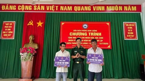 Đại diện lãnh đạo Ban Chỉ huy Bộ đội Biên phòng tỉnh Vĩnh Long trao bảng tượng trưng hỗ trợ xây dựng nhà tình thương cho 2 hộ dân có hoàn cảnh khó khăn.