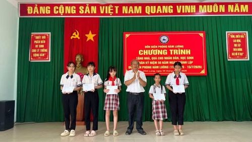 Đại diện lãnh đạo chính quyền địa phương trao quà cho học sinh có hoàn cảnh khó khăn.