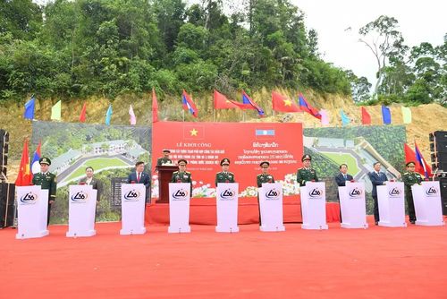 Đại tướng Phan Văn Giang và Đại tướng Khamliang Outhakaysone cùng đại biểu hai nước bấm nút khởi công xây dựng công trình.
