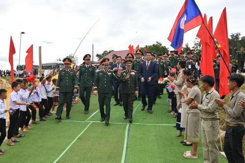 Đại tướng Phan Văn Giang và Đại tướng Khamliang Outhakaysone đến thăm Trường tiểu học Thongnamun thuộc bản Sopteng.