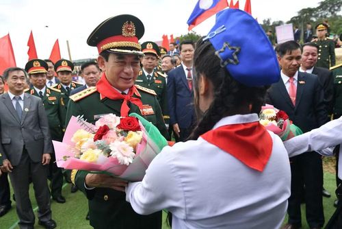 Học sinh Trường tiểu học Thongnammoun chào đón Đại tướng Phan Văn Giang.