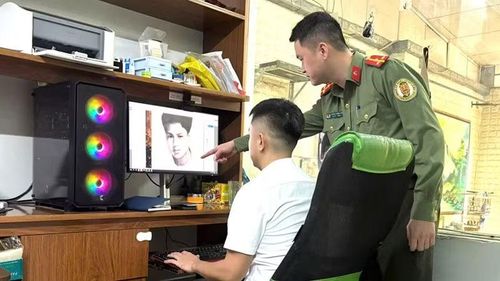 Các thành viên trao đổi việc phục dựng ảnh liệt sĩ.