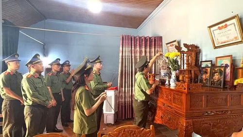 Các thành viên đoàn công tác dâng hương tưởng niệm các liệt sĩ.
