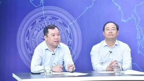  Ông Tô Nguyễn Thành (trái) chia sẻ, trao đổi tại tọa đàm. (Ảnh: VGP) 