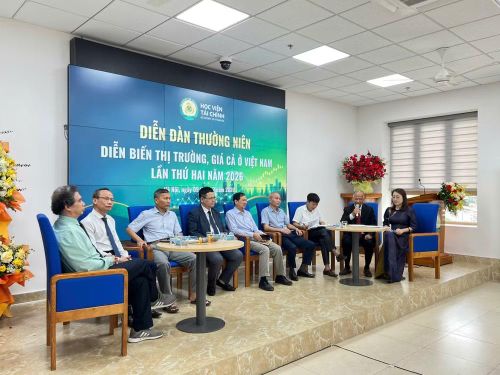 Các khách mời tham dự diễn đàn.