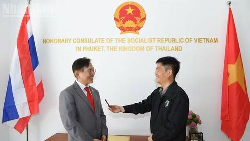 Lãnh sự danh dự Việt Nam tại Phuket Thaneth Tantipiriyakij (bên trái) trả lời phỏng vấn phóng viên Báo Nhân Dân thường trú tại Thái Lan. (Ảnh: MINH THẮNG)