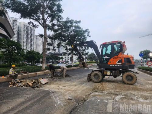 Đơn vị thi công chống ngập trên đường Võ Chí Công thực hiện các khâu san lấp, hoàn trả mặt bằng.