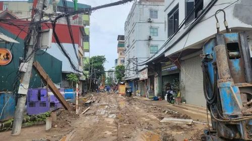 Khu vực thi công hồ điều hòa Phú Đô, mặt bằng nhiều đoạn giao thông bị xới nát để thi công đường ống ngầm.