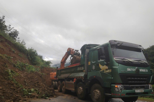 Cơ quan chức năng điều động phương tiện khắc phục sạt lở.