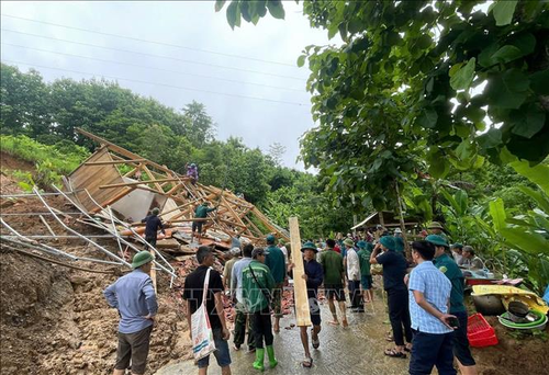 Các lực lượng hỗ trợ gia đình có nhà bị đổ sập di dời tài sản đến nơi an toàn.