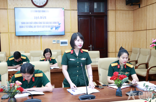 Cán bộ, đoàn viên, hội viên phụ nữ cơ quan Cục Xăng dầu phát biểu tham luận.