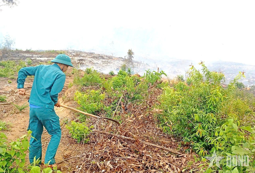 Chiến sĩ dân quân xã Phước Giang tham gia cứu rừng.