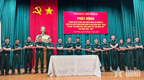  Đại diện các cơ quan, đội sản xuất Đoàn Kinh tế - Quốc phòng 726 cam kết, thể hiện quyết tâm thi đua. 