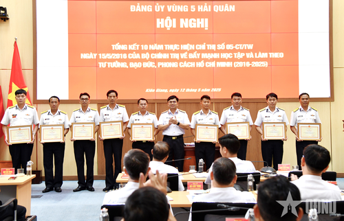 Chuẩn đô đốc Trịnh Xuân Tùng, Tư lệnh Vùng 5 Hải quân trao thưởng cho các tập thể tiêu biểu trong học tập và làm theo tư tưởng, đạo đức, phong cách Hồ Chí Minh, tháng 5-2025. Ảnh: VĂN ĐỊNH
