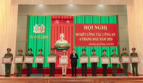 Thừa ủy nhiệm, Chủ tịch UBND tỉnh Lâm Đồng Hồ Văn Mười trao Bằng khen Chính phủ tặng các cá nhân có thành tích xuất sắc trong công tác.