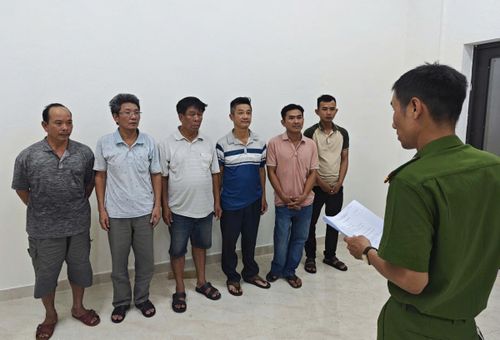 8 đối tƯợng bị tạm giữ hình sự trong vụ án tổ chức đánh bạc và đánh bạc.