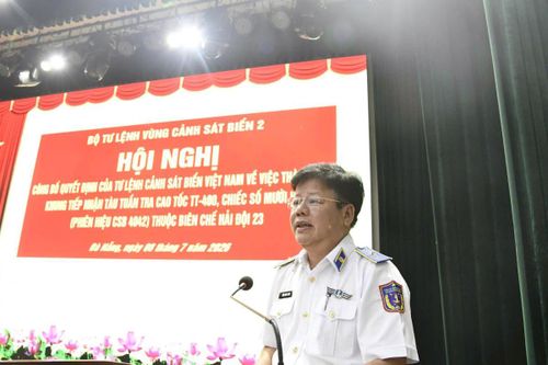 Thiếu tướng Trần Quang Tuấn, Tư lệnh Vùng phát biểu giao nhiệm vụ.
