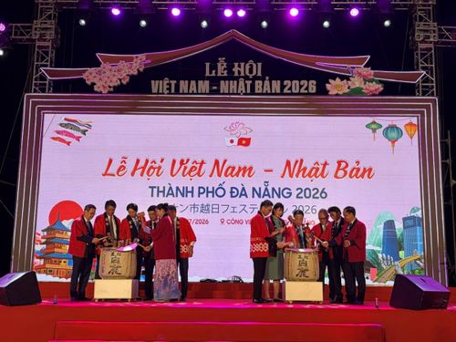 Các đại biểu thực hiện Nghi thức đập rượu khai mạc lễ hội.