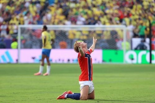 Andreas Schjelderup ăn mừng việc giành quyền vào tứ kết "World Cup".