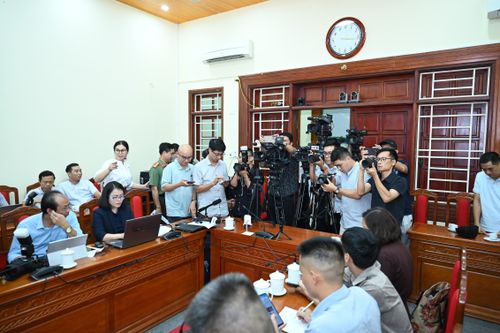 Đông đảo các phóng viên theo dõi buổi họp báo. Ảnh: ĐỖ TRUNG 
