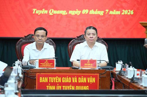  Ông Trần Mạnh Lợi, Trưởng ban Tuyên giáo và Dân vận Tỉnh ủy Tuyên Quang và ông Nguyễn Mạnh Tuấn (trái), Phó Chủ tịch Thường trực UBND tỉnh Tuyên Quang. Ảnh: ĐỖ TRUNG 