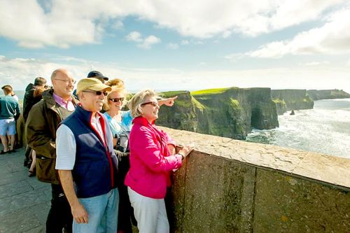 Du khách tham quan vách đá Cliffs of Moher, Ireland, nơi nhiệt độ mùa hè khoảng 15-20 độ C. Ảnh: independent.ie