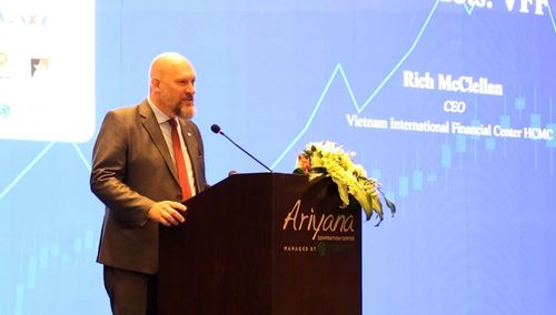 Ông Rich McClellan, Giám đốc điều hành VIFC tại TPHCM phát biểu tại diễn đàn. Ảnh: XUÂN QUỲNH 