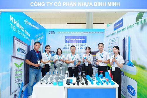  Gian hàng của Công ty Cổ phần Nhựa Bình Minh giới thiệu các giải pháp, sản phẩm đạt tiêu chuẩn xanh và đáp ứng yêu cầu phát triển bền vững tại triển lãm bên lề diễn đàn 