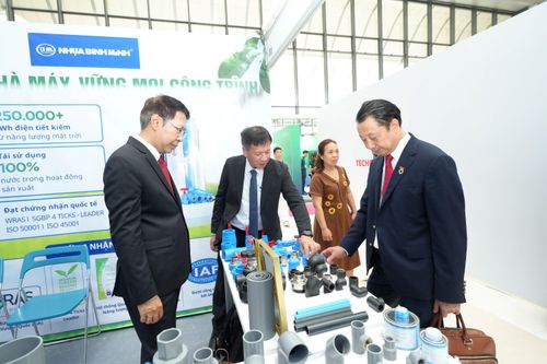  Lãnh đạo và đại biểu tham quan gian hàng của Công ty Cổ phần Nhựa Bình Minh, tìm hiểu các giải pháp sản xuất xanh và sản phẩm đạt tiêu chuẩn quốc tế tại triển lãm 