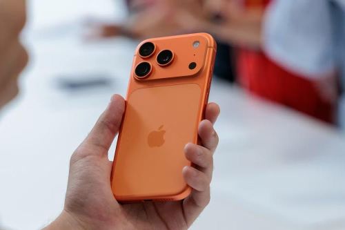 Tuy nhiên, nhiều chuyên gia cho rằng khả năng chiếc iPhone còn hoạt động sau hàng thế kỷ là rất thấp do pin lithium-ion sẽ xuống cấp theo thời gian ngay cả khi không sử dụng, trong khi màn hình, bộ nhớ, vi xử lý và nhiều linh kiện điện tử khác cũng khó tránh khỏi quá trình lão hóa vật liệu sau thời gian quá dài.