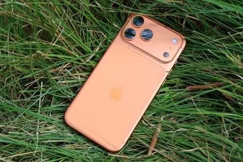 Việc iPhone được đưa vào hộp thời gian không phải lựa chọn ngẫu nhiên, bởi chỉ sau chưa đầy hai thập kỷ kể từ khi Apple ra mắt thế hệ iPhone đầu tiên vào năm 2007, dòng sản phẩm này đã thay đổi hoàn toàn cách con người liên lạc, chụp ảnh, giải trí, làm việc và truy cập Internet, trở thành một trong những thiết bị công nghệ có sức ảnh hưởng lớn nhất lịch sử.