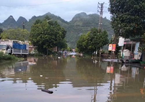 Nhiều tuyến đường trên địa bàn xã Mường Khương bị ngập cục bộ.