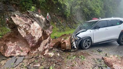 Hiện trường vụ đá lăn xuống đường khiến chiếc xe ô tô bị hư hỏng nặng, 1 người bị thương.