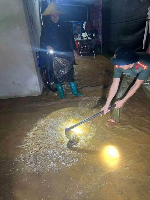 Công an xã Na Sang (Điện Biên) xuyên đêm hỗ trợ nhân dân, dọn dẹp đường do mưa lớn gây sạt lở.