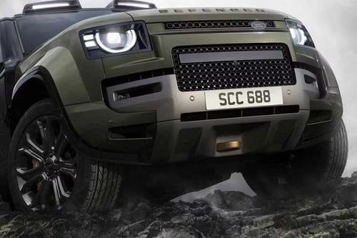 Đầu năm nay, chính BMW cũng đã phải giảm công suất động cơ trên mẫu M5 phiên bản châu Âu để đáp ứng các tiêu chuẩn khí thải khắt khe hơn. Tuy nhiên, động cơ 8 xi-lanh chỉ mất 41 mã lực, so với mức giảm 93 mã lực của Defender.