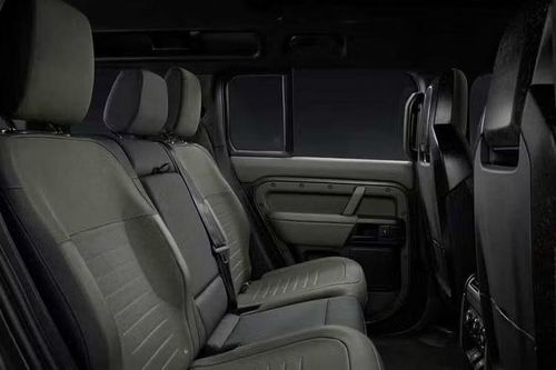 Các mẫu xe tiếp theo được trang bị động cơ V8 này sẽ là các phiên bản M Performance của X5 mới và dòng 7 Series được nâng cấp, cùng với X7 thế hệ thứ hai. Ngoài động cơ yếu hơn, thay đổi còn lại của Defender OCTA chỉ là thêm lựa chọn màu sơn mới là xanh lá Woolstone.