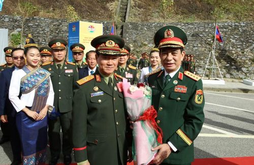 Đại tướng Khamliang Outhakaysone nồng nhiệt chào đón Đại tướng Phan Văn Giang và đoàn đại biểu cấp cao Bộ Quốc phòng Việt Nam. Ảnh: Trần Nam.