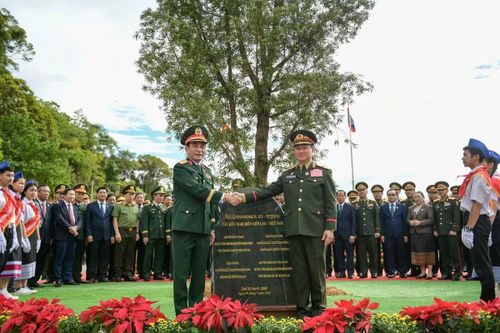 Đại tướng Phan Văn Giang và Đại tướng Khamliang Outhakaysone trồng cây hữu nghị trong khuôn viên cột mốc phía Lào. Ảnh: Trần Nam.
