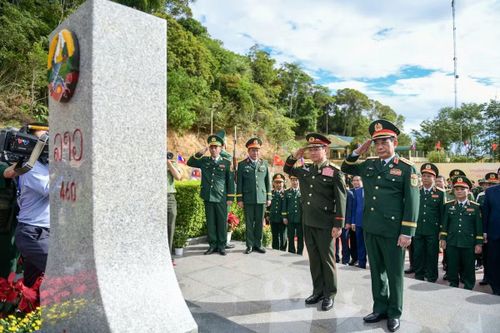 Đại tướng Phan Văn Giang và Đại tướng Khamliang Outhakaysone chào cột mốc biên giới. Ảnh: Trần Nam.