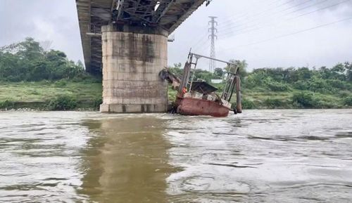 Lực lượng chức năng đã kịp thời đưa toàn bộ người và phương tiện ra khỏi vị trí mắc kẹt, đưa tàu vào khu vực neo đậu an toàn.
