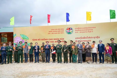 Đại tướng Phan Văn Giang và Đại tướng Khamliang Outhakaysone trao bò giống tặng các hộ dân của Lào ở khu vực biên giới. Ảnh: Trần Nam.