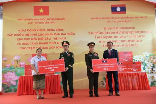 Đại tướng Phan Văn Giang và Đại tướng Khamliang Outhakaysone trao thiết bị y tế tặng Trạm y tế bản Sopteng. Ảnh: Trần Nam.