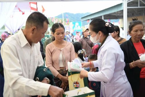 Người dân Lào ở khu vực biên giới được các bác sĩ quân y tư vấn sức khỏe, cấp thuốc miễn phí. Ảnh: Trần Nam.