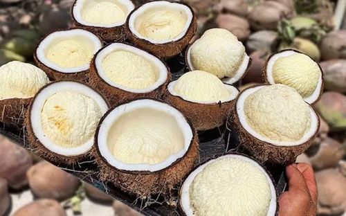 Cận cảnh phần mộng dừa trắng xốp.