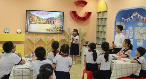 Học sinh lớp 4, Trường Tiểu học Nguyễn Bỉnh Khiêm (phường Sài Gòn) tham gia hoạt động đọc mở rộng của môn Tiếng Việt. Ảnh. TT