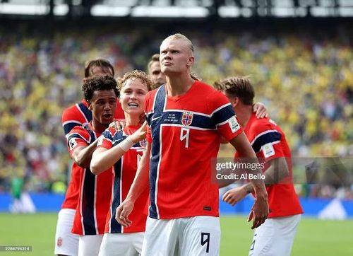 Tiền đạo Erling Haaland: Haaland có trận đấu để đời khi ghi cả 2 bàn giúp Na Uy loại Brazil 2-1. Tiền đạo Man City không cần quá nhiều chạm bóng, nhưng mỗi lần xuất hiện đều đủ sức định đoạt trận đấu.